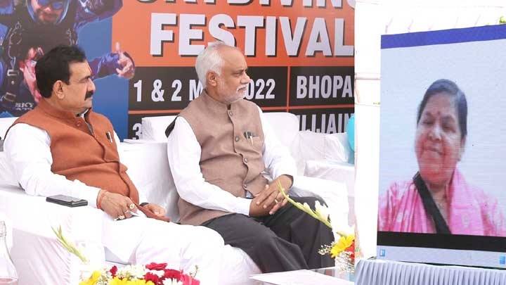 स्काई डाइविंग रोमांच से भरपूर और उत्साह का संचार करने वाला- गृह मंत्री डॉ. मिश्रा